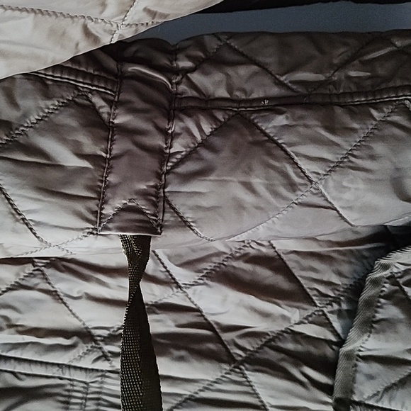 Burberry London Oversized Quilted Rain Jacket - Picture 5 of 16
